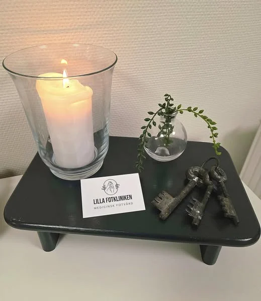 Bild med ljuslykta och nycklar
